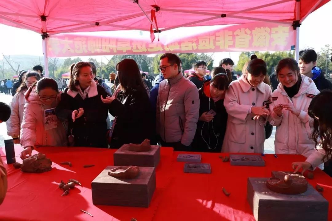 文艺名家进高校--省文联文艺小分队走进阜阳师范大学(图21) 文艺名家进高校--省文联文艺小分队走进阜阳师范大学(图21)