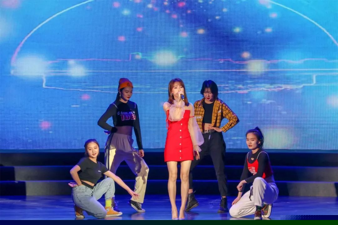 文艺名家进高校--省文联文艺小分队走进阜阳师范大学(图35) 文艺名家进高校--省文联文艺小分队走进阜阳师范大学(图35)