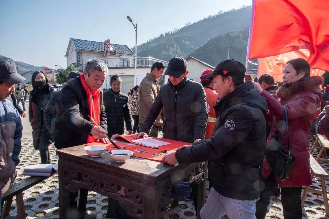 安徽省书法家协会积极开展2020年“我们的中国梦”——文化进万家、暨“同心同书·祖国新春好”送万福进万家活动(图15) 安徽省书法家协会积极开展2020年“我们的中国梦”——文化进万家、暨“同心同书·祖国新春好”送万福进万家活动(图15)