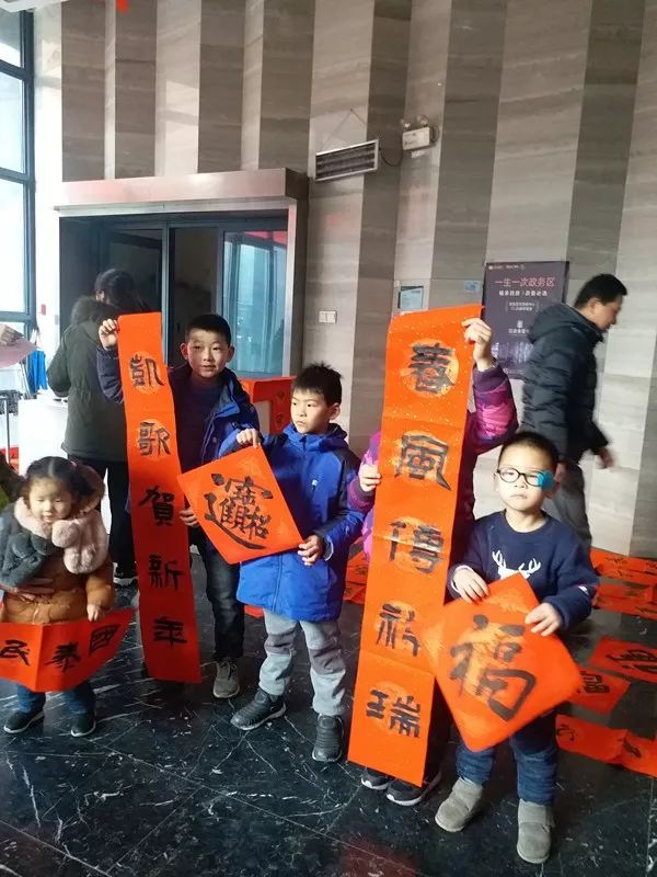 省暨合肥市书协送文化年货活动走进警营、社区、企业和春运一线(图25) 省暨合肥市书协送文化年货活动走进警营、社区、企业和春运一线(图25)