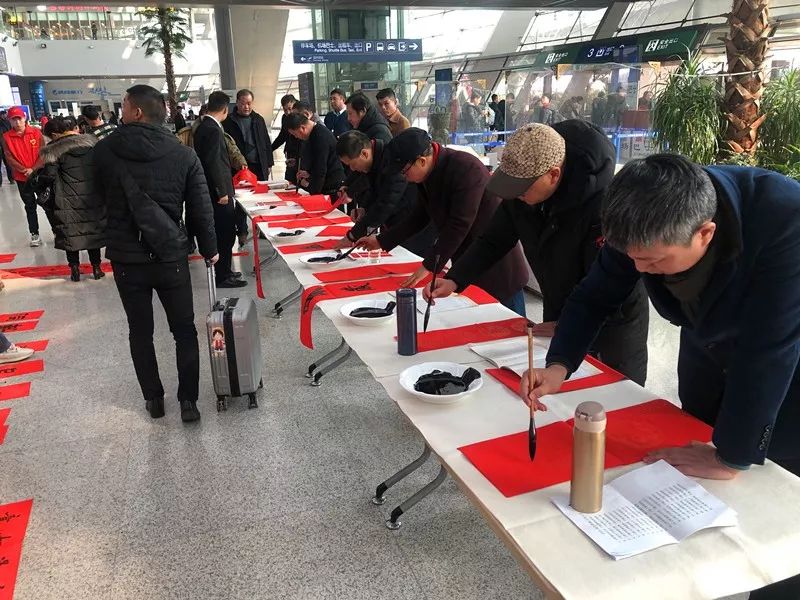 省暨合肥市书协送文化年货活动走进警营、社区、企业和春运一线(图30) 省暨合肥市书协送文化年货活动走进警营、社区、企业和春运一线(图30)