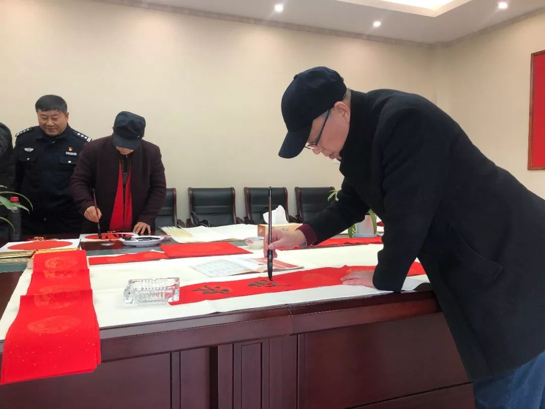 省暨合肥市书协送文化年货活动走进警营、社区、企业和春运一线(图39) 省暨合肥市书协送文化年货活动走进警营、社区、企业和春运一线(图39)