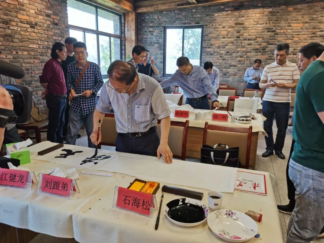 省暨合肥市书协赴长丰县开展“到人民中去”志愿服务活动(图5) 省暨合肥市书协赴长丰县开展“到人民中去”志愿服务活动(图5)