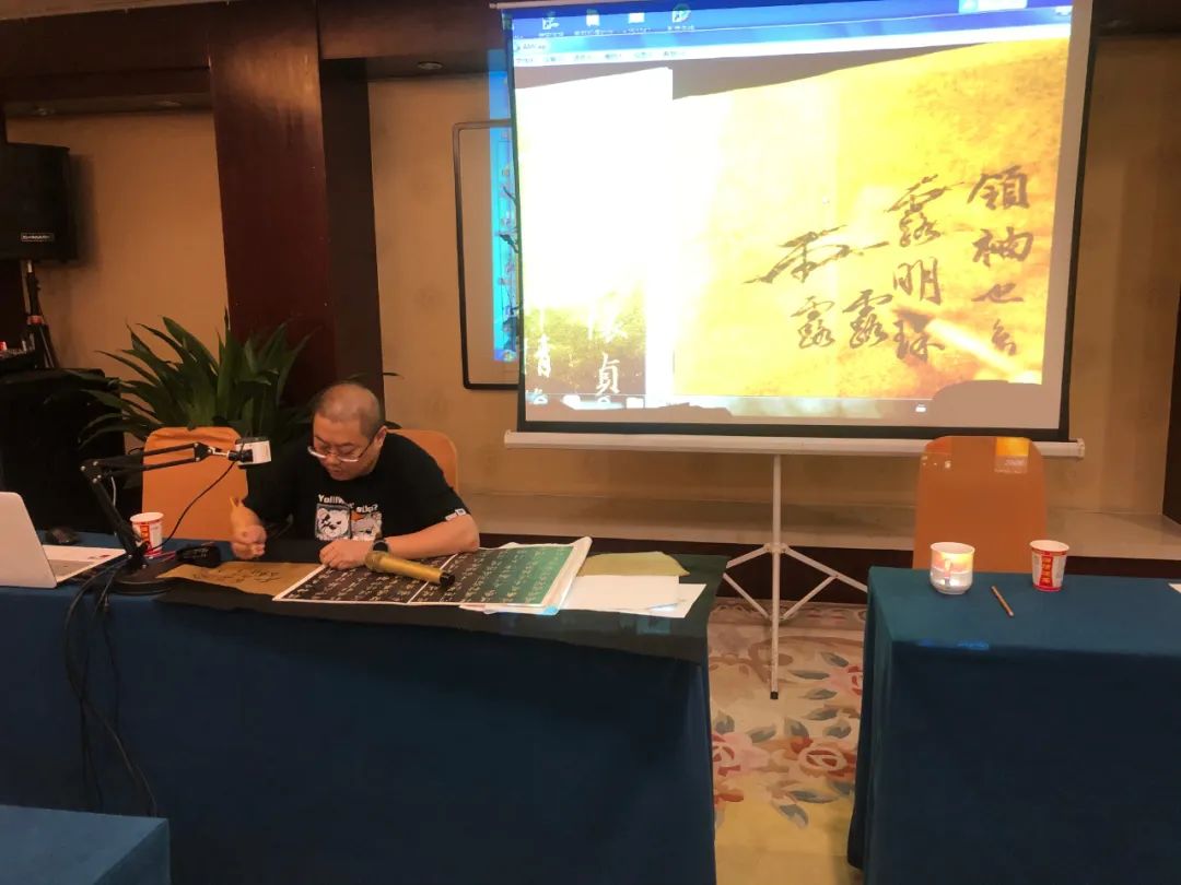 文艺进万家 健康你我他 | 省书协新文艺业态工作委员会在合肥举办书法公益大讲堂(图4) 文艺进万家 健康你我他 | 省书协新文艺业态工作委员会在合肥举办书法公益大讲堂(图4)