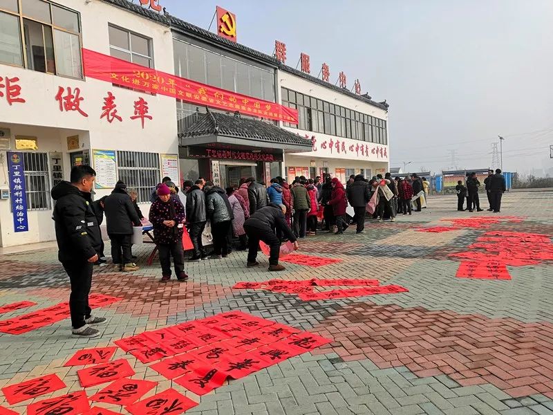 安徽省书协文艺志愿服务分队走进阜南、利辛、萧县开展"送文化年货"活动。(图3) 安徽省书协文艺志愿服务分队走进阜南、利辛、萧县开展"送文化年货"活动。(图3)