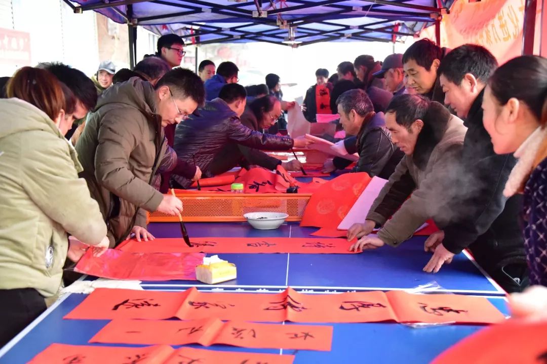 安徽省书协文艺志愿服务分队走进阜南、利辛、萧县开展"送文化年货"活动。(图5) 安徽省书协文艺志愿服务分队走进阜南、利辛、萧县开展"送文化年货"活动。(图5)