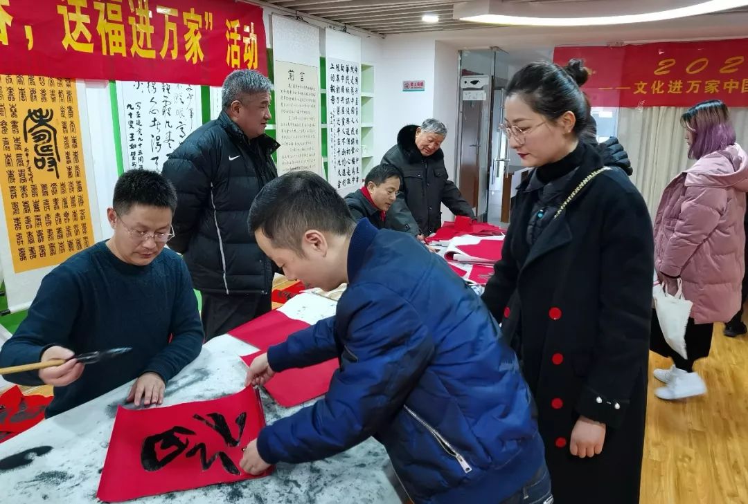 安徽省书协文艺志愿服务分队走进阜南、利辛、萧县开展"送文化年货"活动。(图11) 安徽省书协文艺志愿服务分队走进阜南、利辛、萧县开展"送文化年货"活动。(图11)