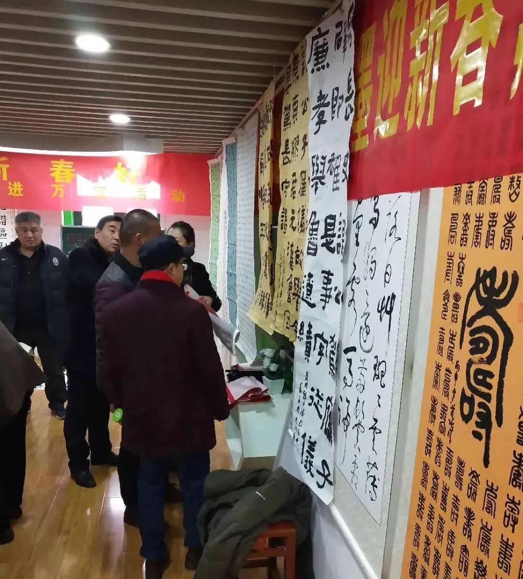 安徽省书协文艺志愿服务分队走进阜南、利辛、萧县开展"送文化年货"活动。(图13) 安徽省书协文艺志愿服务分队走进阜南、利辛、萧县开展"送文化年货"活动。(图13)