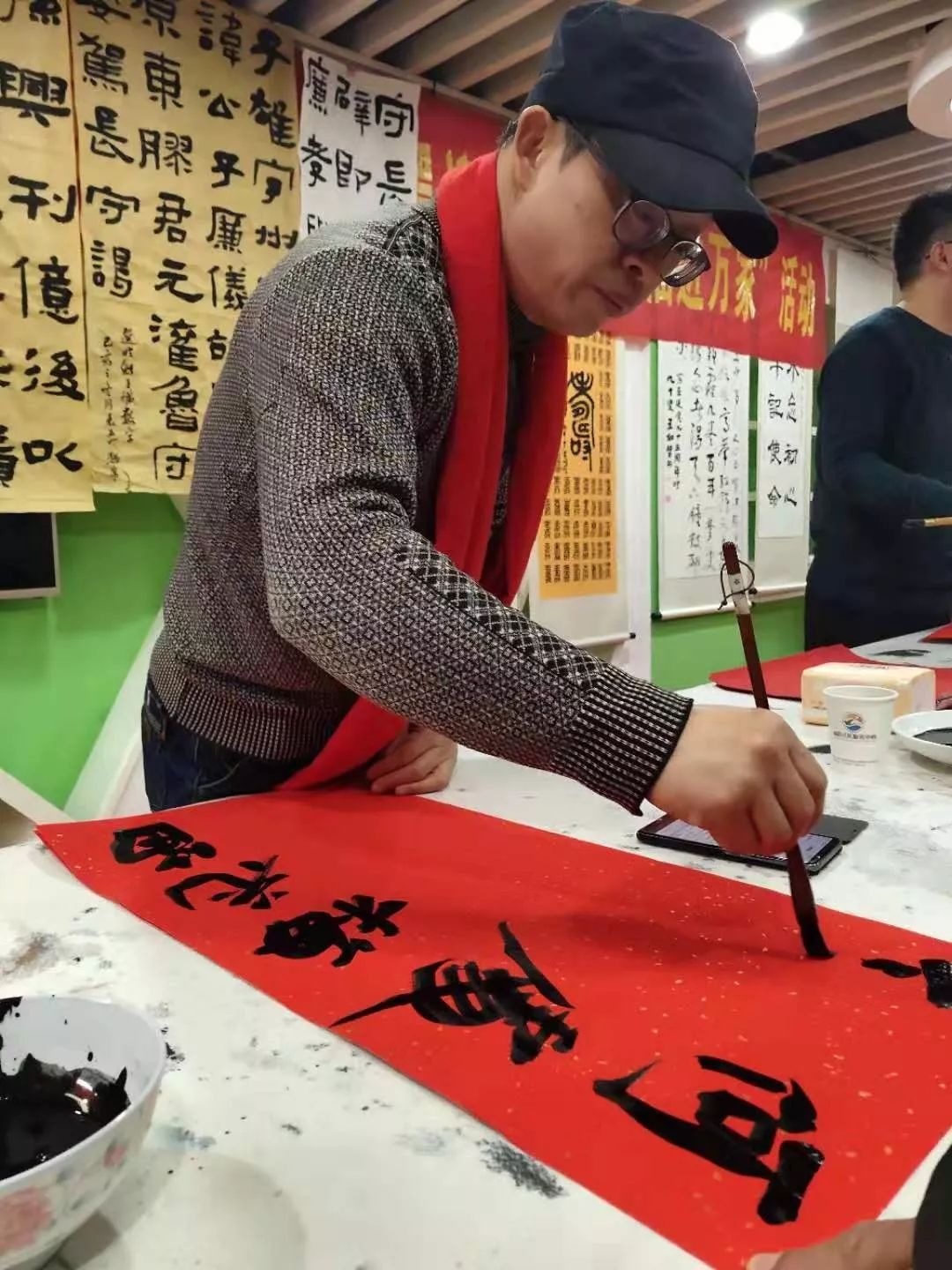 安徽省书协文艺志愿服务分队走进阜南、利辛、萧县开展"送文化年货"活动。(图14) 安徽省书协文艺志愿服务分队走进阜南、利辛、萧县开展"送文化年货"活动。(图14)