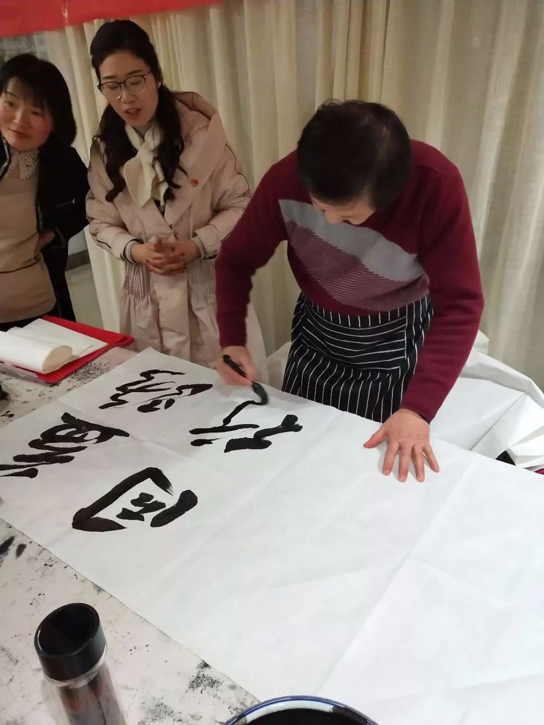 安徽省书协文艺志愿服务分队走进阜南、利辛、萧县开展"送文化年货"活动。(图17) 安徽省书协文艺志愿服务分队走进阜南、利辛、萧县开展"送文化年货"活动。(图17)