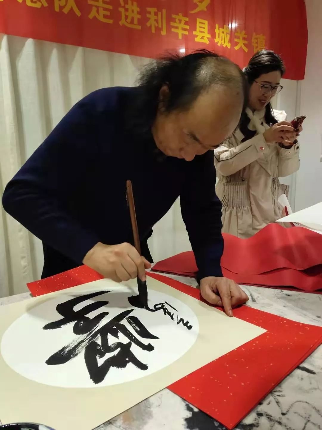 安徽省书协文艺志愿服务分队走进阜南、利辛、萧县开展"送文化年货"活动。(图16) 安徽省书协文艺志愿服务分队走进阜南、利辛、萧县开展"送文化年货"活动。(图16)