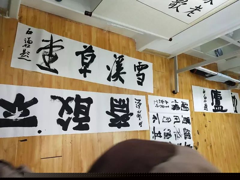 安徽省书协文艺志愿服务分队走进阜南、利辛、萧县开展"送文化年货"活动。(图19) 安徽省书协文艺志愿服务分队走进阜南、利辛、萧县开展"送文化年货"活动。(图19)