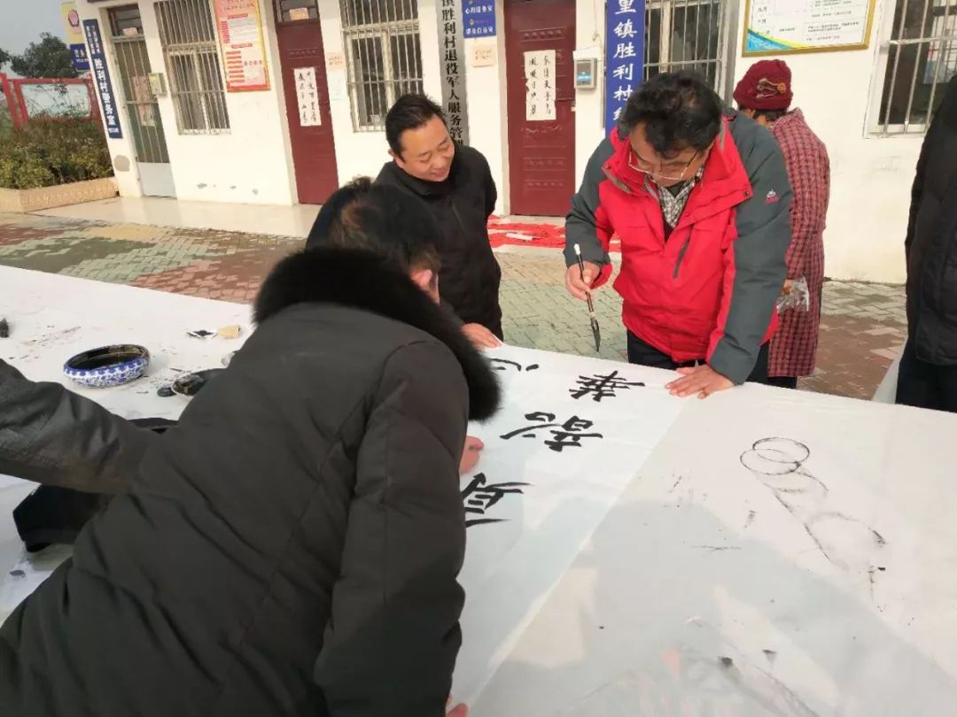 安徽省书协文艺志愿服务分队走进阜南、利辛、萧县开展"送文化年货"活动。(图26) 安徽省书协文艺志愿服务分队走进阜南、利辛、萧县开展"送文化年货"活动。(图26)