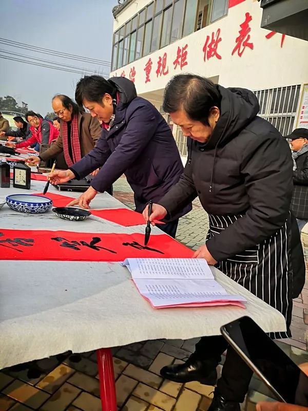 安徽省书协文艺志愿服务分队走进阜南、利辛、萧县开展"送文化年货"活动。(图27) 安徽省书协文艺志愿服务分队走进阜南、利辛、萧县开展"送文化年货"活动。(图27)