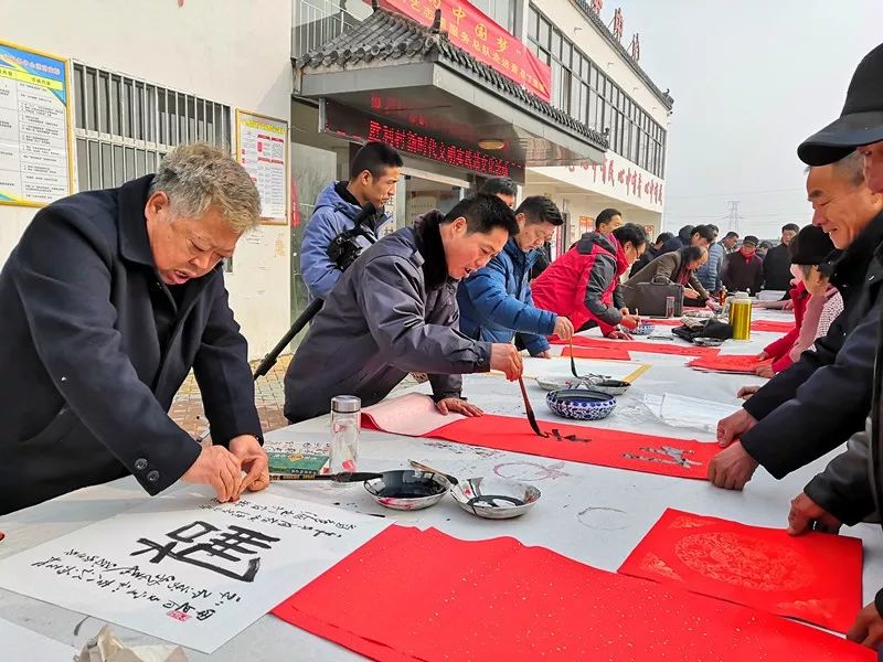 安徽省书协文艺志愿服务分队走进阜南、利辛、萧县开展"送文化年货"活动。(图28) 安徽省书协文艺志愿服务分队走进阜南、利辛、萧县开展"送文化年货"活动。(图28)